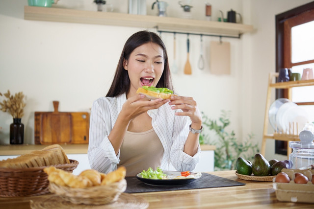 Ada sejumlah menu sarapan yang praktis sebagai asupan sumber energi di pagi hari. Foto: dok. Shutterstock.