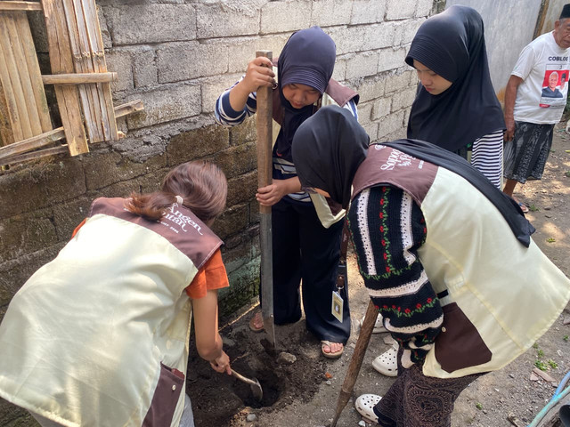 Proses pemasangan lubang resapan air biopori di rumah Bapak Sukron (Ketua RT 1, Dusun Tunjang Timur, Desa Pagutan, Kecamatan Batukliang, Lombok Tengah). Dok. Sopoq Angen Pagutan.