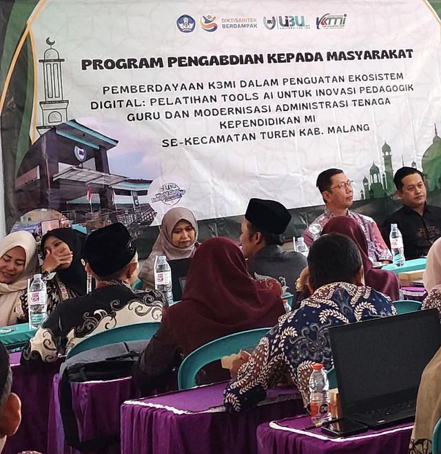 Tim Pengabdian UIBU Malang bersama narasumber saat memaparkan materi program penguatan ekosistem digital dalam pembukaan pelatihan bagi pendidik dan tenaga kependidikan K3MI Kecamatan Turen. (Sumber: Dokumentasi pribadi/ Tri Asih Wahyu Hartati)