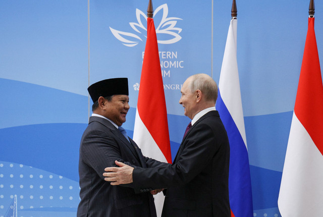Presiden Rusia Vladimir Putin menyambut Presiden Indonesia Prabowo Subianto saat pertemuan di sela-sela Forum Ekonomi Timur di Vladivostok, Rusia, Kamis (3/9/2026). Foto: Vyacheslav Prokofyev/POOL via REUTERS