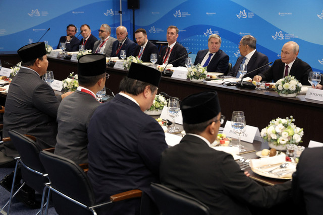 Para anggota delegasi, yang dipimpin oleh Presiden Rusia Vladimir Putin dan Presiden Indonesia Prabowo Subianto, menghadiri pertemuan di sela-sela Forum Ekonomi Timur di Vladivostok, Rusia, Kamis (3/9/2026). Foto: Vyacheslav Prokofyev/POOL via REUTERS