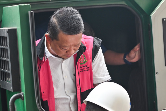 Tersangka kasus dugaan Tindak Pidana Pencucian Uang (TPPU) Febrie Adriansyah (tengah) saat tiba di Gedung Utama Kejaksaan Agung, Jakarta, Kamis (3/9/2026). Foto: Fakhri Hermansyah/ANTARA FOTO