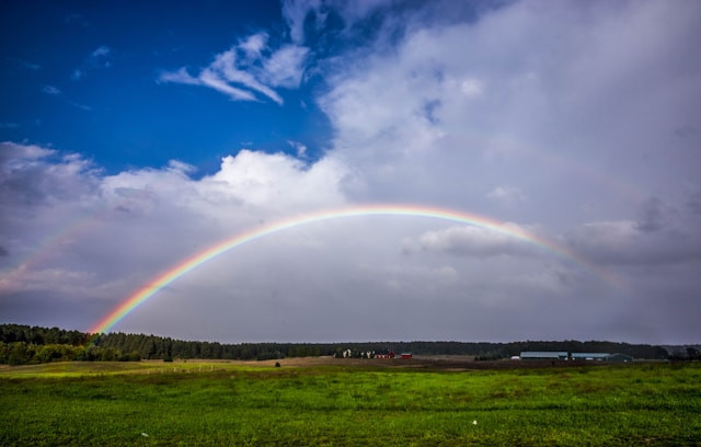 Ilustrasi apakah pelangi bisa disentuh.Foto: Peggy Sue Zinn / Unsplash
