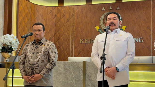 Jaksa Agung RI ST Burhanuddin (kanan) dan Anggota I BPK Nyoman Adhi Suryadnyana (kiri) dalam jumpa pers di Gedung Kejagung Jaksel, Kamis (3/9) Dok.  Foto: Kevin Daniel/kumparan