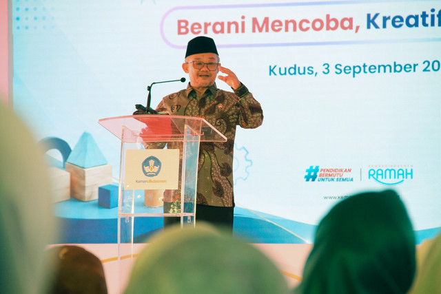 Mendikdasmen Abdul Mu'ti memberikan sambutan soal program pembelajaran Sains, Teknologi, Rekayasa, dan Matematika (STEM) di PAUD Terpadu Kalirejo, Kabupaten Kudus, Jawa Tengah pada Kamis (3/9).  Foto: Vega Ma'arijil Ula/kumparan