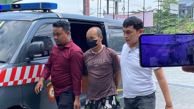 Pelaku pencurian burung murai milik Babinsa digiring ke Mapolsek Gamping, Kamis (3/9). Foto: Pandangan Jogja/Resti Damayanti