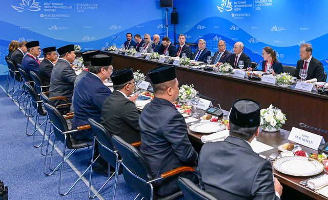 Presiden Prabowo Subianto (kelima kiri) bersama sejumlah Menteri kabinet Merah Putih melakukan pertemuan dengan Presiden Rusia Vladimir Putin (ketiga kanan) di sela-sela Forum Ekonomi Timur/EEF ke-11 di Vladivostok, Rusia, Kamis (3/9/2026). Foto: ANTARA FOTO/HO/Setpres-Muchlis