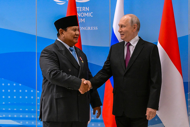 Presiden Prabowo Subianto (kiri) berjabat tangan dengan Presiden Rusia Vladimir Putin (kanan) sebelum melakukan pertemuan di sela-sela Forum Ekonomi Timur (Eastern Economic Forum/EEF) ke-11 di Vladivostok, Rusia, Kamis (3/9/2026). Foto: ANTARA FOTO/HO/Setpres-Muchlis