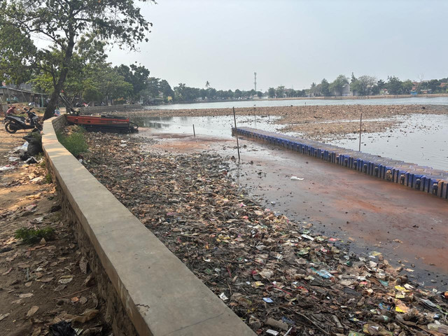 Kondisi Setu Cilodong yang dipenuhi sampah dan endapan lumpur, Kamis (3/9/2026). Foto: Pradya Tirta/kumparan