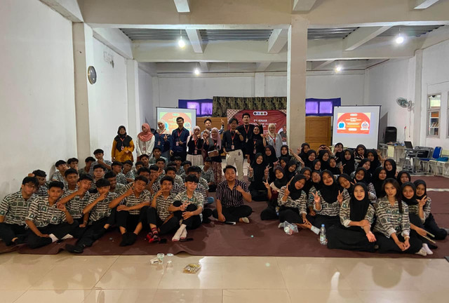 Foto bersama dengan siswa/siswi SMK Kusuma Bangsa : Dokumentasi pribadi 