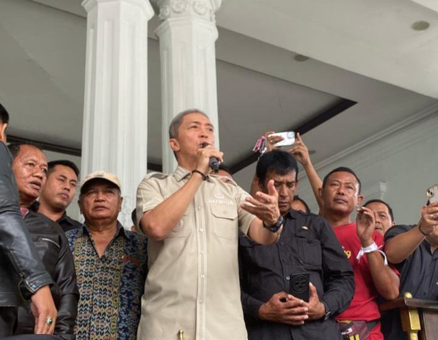 Wali Kota Bogor Dedie A. Rachim saat menyampaikan sambutan kepada sopir angkot. Foto: kumparan