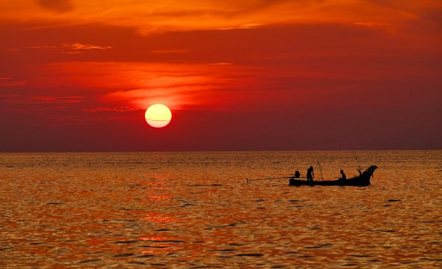 Ilustrasi kenapa langit sore berwarna jingga.Foto: Francesco Ungaro / Unsplash