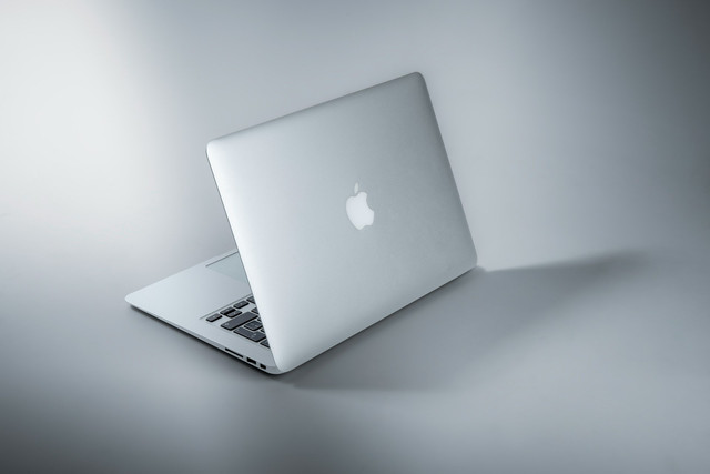 Ilustrasi MacBook Air vs MacBook Pro. Foto: Unsplash.