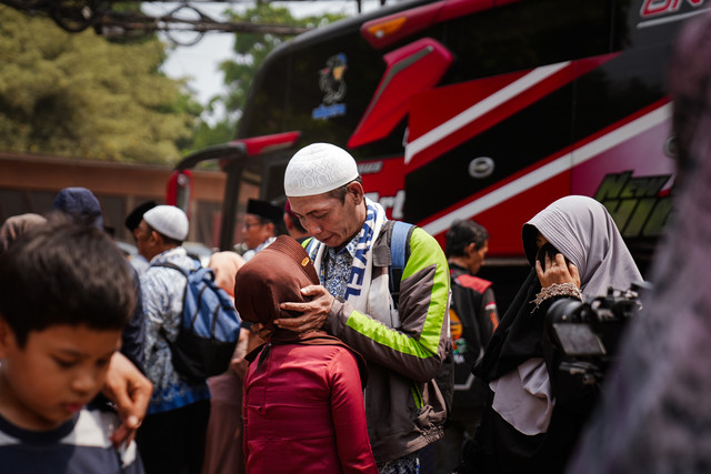 Momen Mitra Driver Gojek saat berangkat hendak berangkat umrah gratis dari Gojek di Terminal 2F Gerbang 6 Bandara Soekarno-Hatta. Foto: Dok. Gojek
