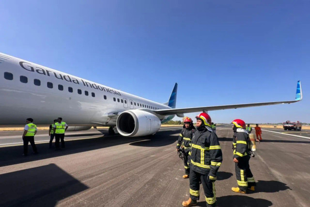 Suasana penanganan. Pesawat Garuda nomor penerbangan GA604 rute Jakarta-Makassar yang mengalami pecah ban pada salah satu roda utama saat dalam penerbangan menuju Bandara Internasional Sultan Hasanuddin, Kabupaten Maros, Sulsel, Kamis (3/9/2026) Foto: ANTARA/ HO-API