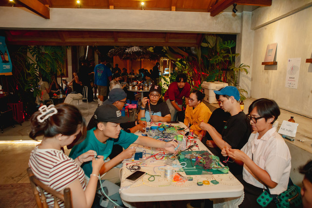 “Dari Sisa Jadi Bisa” sebagai salah satu kegiatan #PuntungBeruntung berkolaborasi dengan KICKYOURBUTT Project (KYB) hadir di Emily Listening Space, Kota Depok pada Sabtu (29/8). Foto: Dok. Istimewa