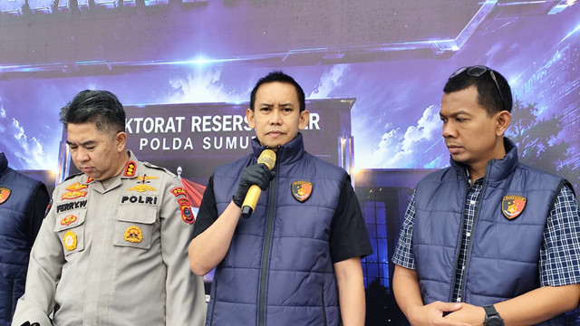 Dirressiber Polda Sumut, Kombes Pol Bayu Wicaksono saat konferensi pers penipuan dan pornografi di Polda Sumut, Kamis (3/9/2026). Foto: Amar Marpaung/kumparan