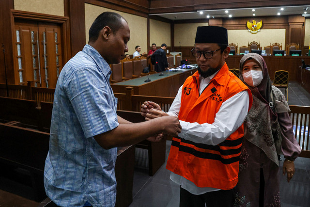Terdakwa kasus dugaan korupsi kuota haji Ishfah Abidal Azis alias Gus Alex (tengah) dipakaikan borgol saat sidang lanjutan di Pengadilan Tipikor, Jakarta, Kamis (3/9/2026). Foto: Darryl Ramadhan/ANTARA FOTO