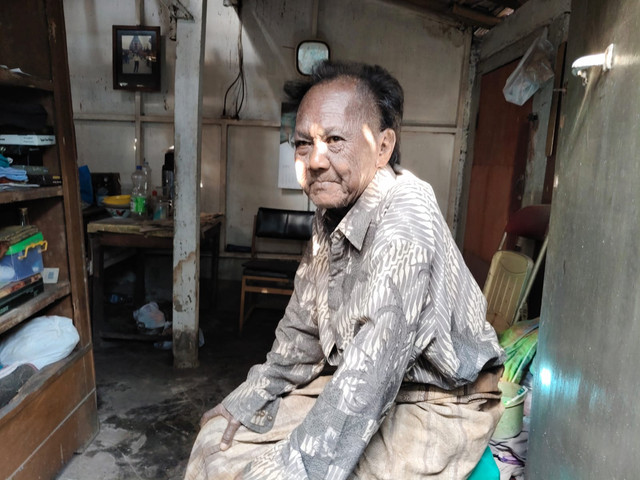Yoyok Sunaryo (67) lansia sebatang kara dengan penyakit komplikasi yang tinggal di sebuah rumah kontrakan di Jogoyudan, Kelurahan Gowongan, Kemantren Jetis, Kota Yogyakarta. Yoyok tak lagi dapat bansos karena desilnya naik. Foto: Arfiansyah Panji Purnandaru/kumparan
