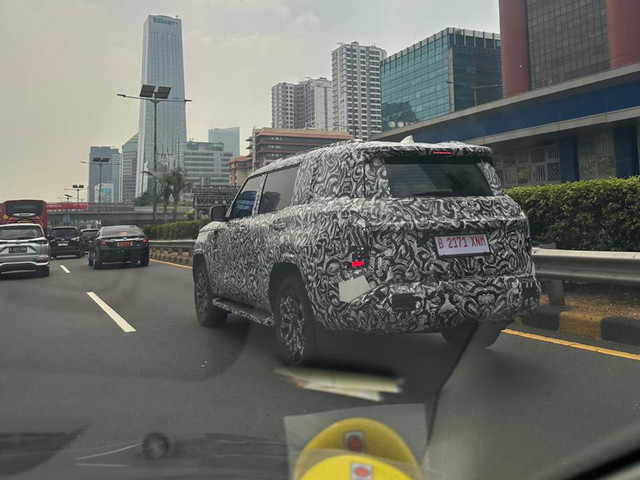 Mitsubishi Pajero berkamuflase terciduk tes jalan di Indonesia. Foto: Instagram/ @k15bahenol