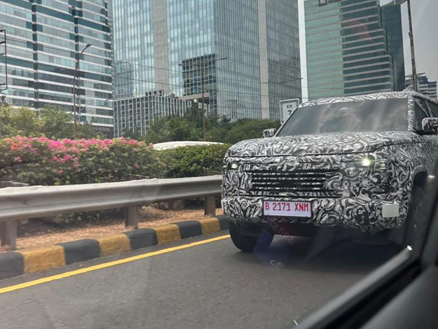 Mitsubishi Pajero berkamuflase terciduk tes jalan di Indonesia.  Foto: Instagram/ @k15bahenol