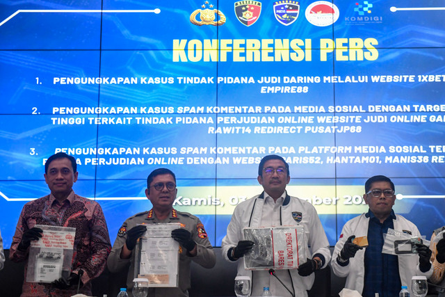 Dirtipidsiber Bareskrim Polri Brigjen Pol. Adex Yudiswan (kedua kanan) bersama pejabat terkait menunjukkan barang bukti saat rilis kasus kejahatan siber di Bareskrim Polri, Jakarta, Kamis (3/9/2026). Foto: Muhammad Adimaja/ANTARA FOTO