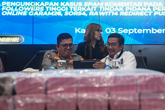 Dirtipidsiber Bareskrim Polri Brigjen Pol. Adex Yudiswan (kanan) berbincang dengan Kabag Penum Divhumas Polri Kombes Pol. Erdi A. Chaniago (kiri) saat rilis kasus kejahatan siber di Bareskrim Polri, Jakarta, Kamis (3/9/2026). Foto: Muhammad Adimaja/ANTARA FOTO