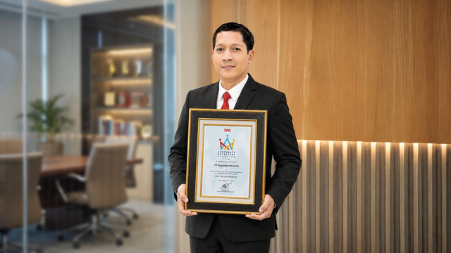Corporate Secretary PT Pegadaian (Persero), Dwi Hadi Atmaka, sebagai perwakilan Pegadaian yang menerima penghargaan Winner of Indonesia Best Corporate Secretary for Governance Excellence 2026 dalam ajang Corporate Secretary Champion 2026 di Majalah SWA di Jakarta pada Selasa (01/09).