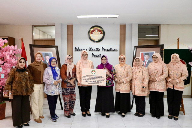 Ketua DWP Kemendagri Niken Tomsi Tohir serahkan bantuan kemanusiaan senilai Rp50 juta untuk korban gempa NTT kepada DWP Pusat di Jakarta, Kamis (3/9/2026). Foto: Dok. Kemendagri