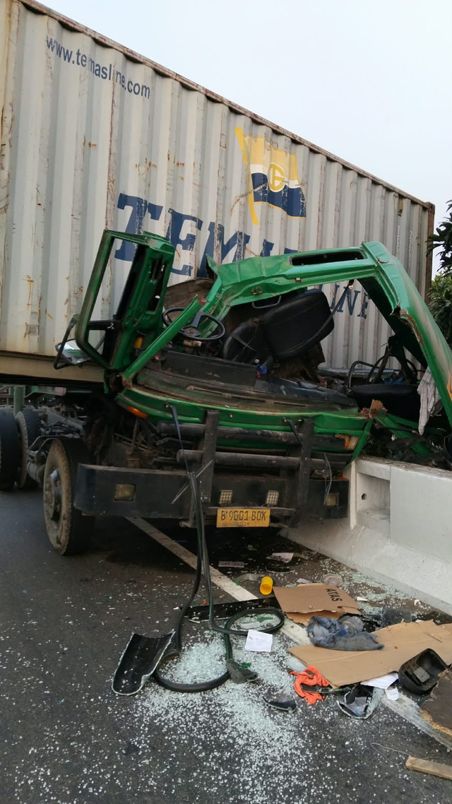 Sebuah Truk Mengalami Kecelakaan hingga Peti Kemas Nyaris Jatuh dari Jalan Layang Tol di Jakarta Utara, Kamis (3/9/2026). Foto: Dok. Polda Metro Jaya