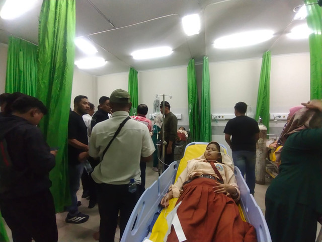 Sejumlah siswa di Kabupaten Nganjuk dilarikan ke RSUD Nganjuk diduga mengalami keracunan MBG, Rabu (3/9/2026). Foto: Dok. Istimewa