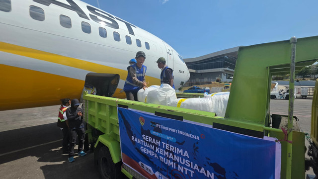 Pengiriman bantuan kemanusiaan PT Freeport Indonesia (PTFI) sebanyak 2,5 ton untuk warga terdampak gempa NTT tiba via pesawat di Bandara Internasional Komodo, Labuan Bajo, Manggarai Barat, NTT, Selasa (1/9/2026). Foto: Dok. PT Freeport Indonesia