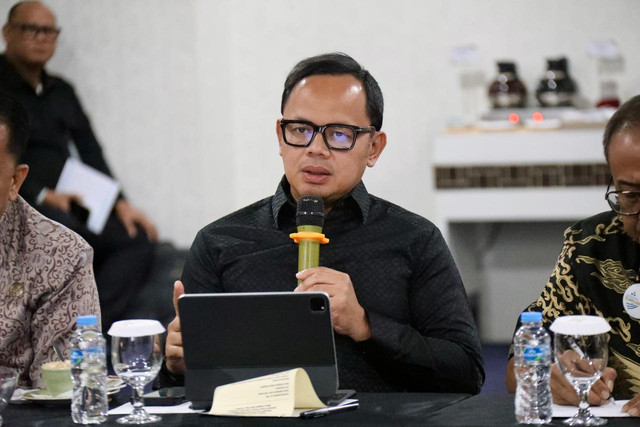 Wamendagri Bima Arya tegaskan pemerintah pusat terus matangkan kebijakan dan evaluasi tata kelola keuangan daerah untuk perkuat perekonomian dalam FGD bersama Bank Kaltimtara di Balikpapan, Kamis (3/9/2026).  Foto: Dok. Kemendagri