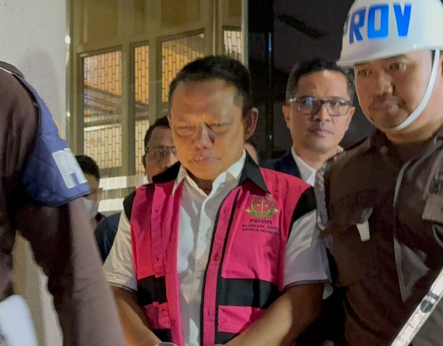 Eks Jampidsus Febrie Adriansyah keluar dari Gedung Kejaksaan Agung usai diperiksa sebagai tersangka terkait perkara TPPU, Kamis (3/9/2026). Foto: Kevin Daniel/kumparan