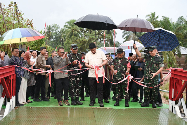 Gubernur Sumatera Utara (Sumut) Bobby Afif Nasution meresmikan Jembatan Armco Kombinasi Bailey (Modulator Tiper-21) di Desa Parjalihotan Kecamatan Pinangsori, Kabupaten Tapanuli Tengah, Kamis (3/9/2026). Foto: Dok. Diskominfo Sumut