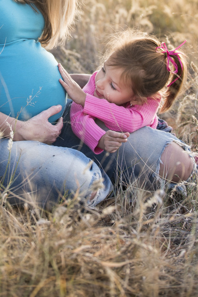 Ilustrasi (dokumen diambil dari : https://www.pexels.com/photo/child-touching-his-mother-lamb-160624/)