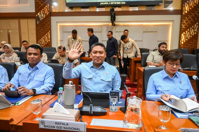 Kepala Badan Gizi Nasional (BGN) Sudaryono (tengah) didampingi Wakil Kepala BGN Trenggono (kiri) dan Agustina Arumsari (kanan) bersiap mengikuti rapat kerja dengan Komisi IX DPR di Kompleks Parlemen, Senayan, Jakarta, Kamis (3/9/2026). Foto: Rivan Awal Lingga/ANTARA FOTO