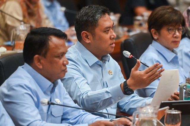 Kepala Badan Gizi Nasional (BGN) Sudaryono (tengah) didampingi Wakil Kepala BGN Trenggono (kiri) dan Agustina Arumsari (kanan) menyampaikan paparan saat rapat kerja dengan Komisi IX DPR di Kompleks Parlemen, Senayan, Jakarta, Kamis (3/9/2026). Foto: Rivan Awal Lingga/ANTARA FOTO