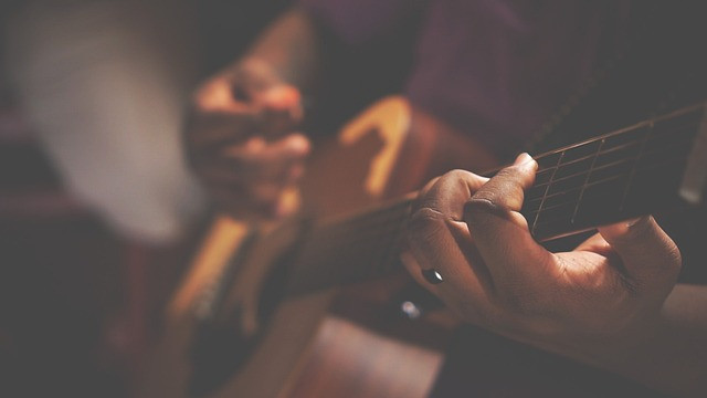 Ilustrasi hands, guitar, instrument. Foto: Pixabay