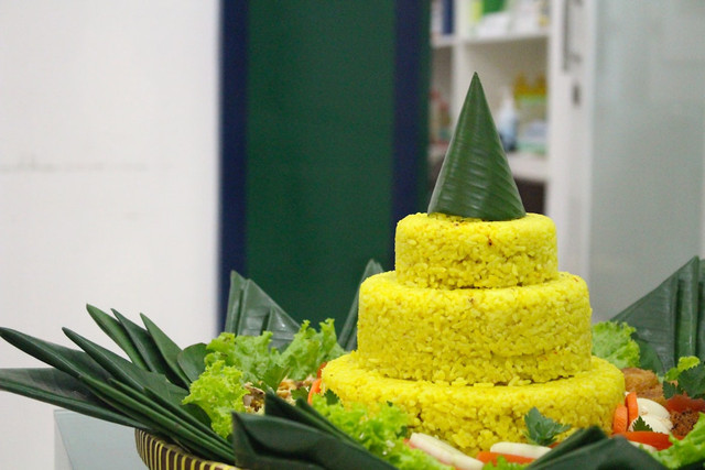 ilustrasi apakah tumpeng harus selalu berbentuk kerucut. unsplash/Deski Jayantoro
