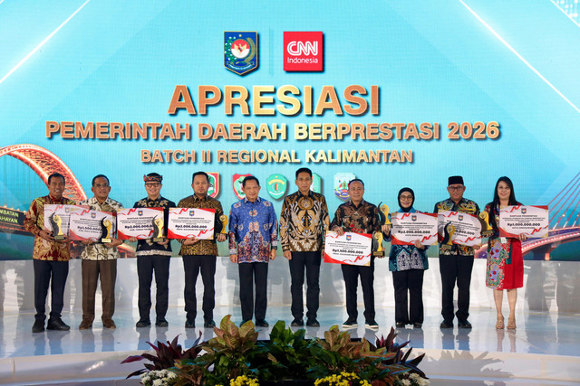 Kemendagri memberikan penghargaan kepada pemerintah daerah (Pemda) berprestasi tahun 2026 Batch II Regional Kalimantan, Kamis (3/9/2026). Foto: Dok. Kemendagri