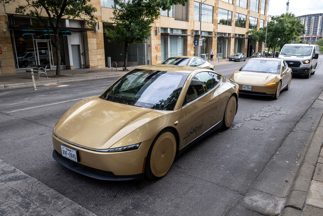 Tesla meluncurkan "Cybercab," yaitu taksi tanpa roda kemudi atau pedal, yang dirancang murni untuk otonomi di pusat kota Austin, Texas, pada 3 September 2026. Foto: Ronaldo Schemidt / AFP