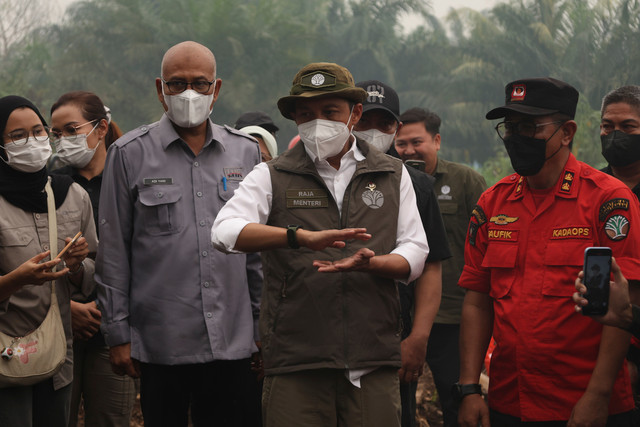 Menhut Raja Juli Antoni (kedua kanan) didampingi Kadaops Manggala Agni Kalimantan VIII dan Kepala Dinas Lingkungan Hidup dan Kehutanan Provinsi Kalbar meninjau lokasi karhutla di Kuala Dua, Kabupaten Kubu Raya, Kalimantan Barat, Kamis (3/9/2026). Foto: Jessica Wuysang/ANTARA FOTO 