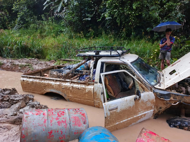 Kerusakan jalan di daerah menghentikan mobilitas masyarakat. 