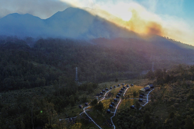 Foto udara kebakaran terjadi di Gunung Merapi Ungup-ungup terlihat dari Gunung Rante, Banyuwangi, Jawa Timur, Jumat (4/9/2026). Foto: Budi Candra Setya/ANTARA FOTO