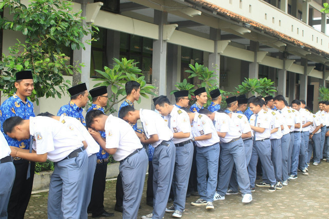 Ilustrasi Kenapa Anak SMA Memakai Seragam Putih Abu-Abu. Foto: Unsplash/SMKN1Gantar