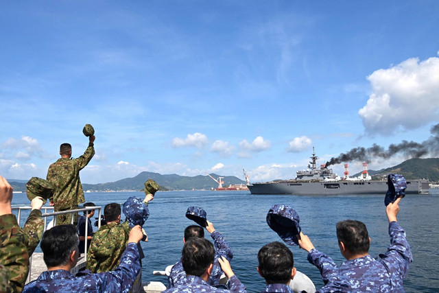 Kapal JS Kunisaki angkut 3 helikopter CH-47 JGSDF menuju Indonesia untuk padamkan karhutla, 30/8/2026. Foto: Dok Kemhan Jepang