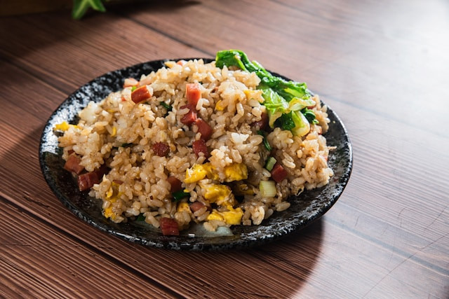 Ilustrasi apakah nasi goreng lebih enak menggunakan nasi kemarin.Foto: Charles Chen / Unsplash