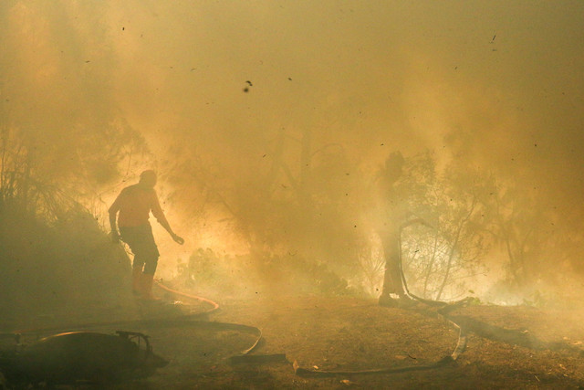 Petugas berusaha memadamkan api yang membakar area jalur pendakian di Pos Bunder, Gunung Ijen, Banyuwangi, Jawa Timur, Jumat (4/9/2026). Foto: Budi Candra Setya/ANTARA FOTO