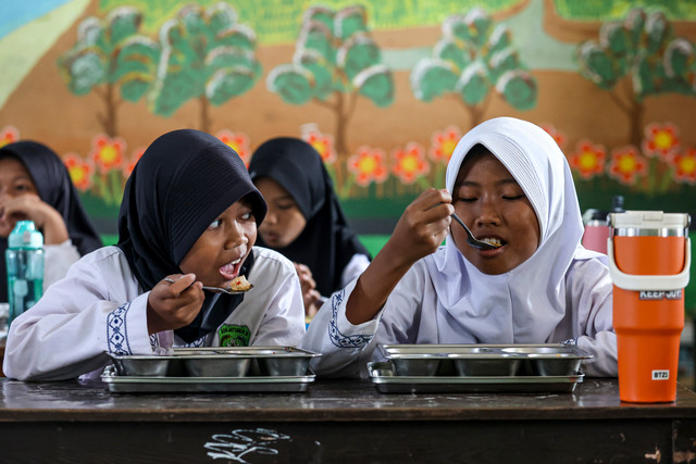 Siswa SDN Jati Asih X menyantap menu Makan Bergizi Gratis (MBG) di Jati Asih, Kota Bekasi, Jawa Barat, Jumat (4/9/2026). Foto: Darryl Ramadhan/ANTARA FOTO